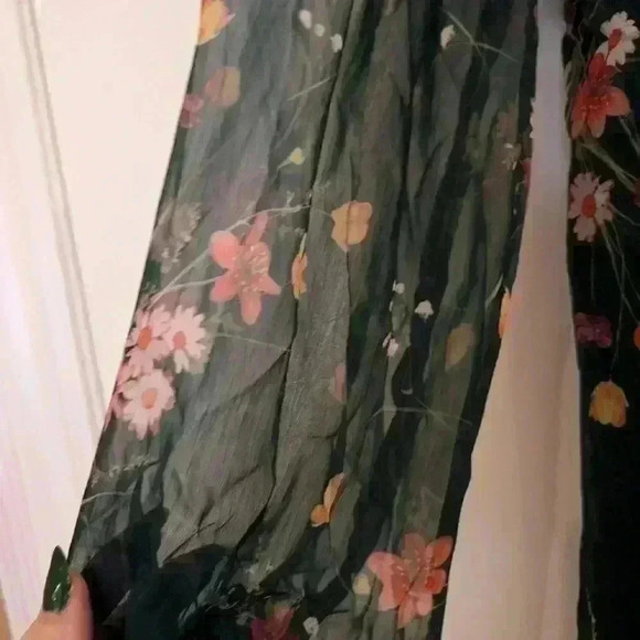 Green floral dress size medium  with long sleeves - Picture 4 of 7
